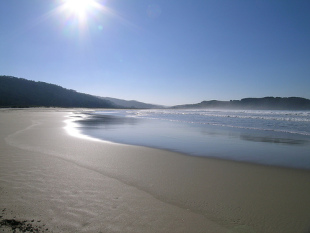 Outros lugares da parroquia de Esmelle: Igrexa de San Xoán e a praia